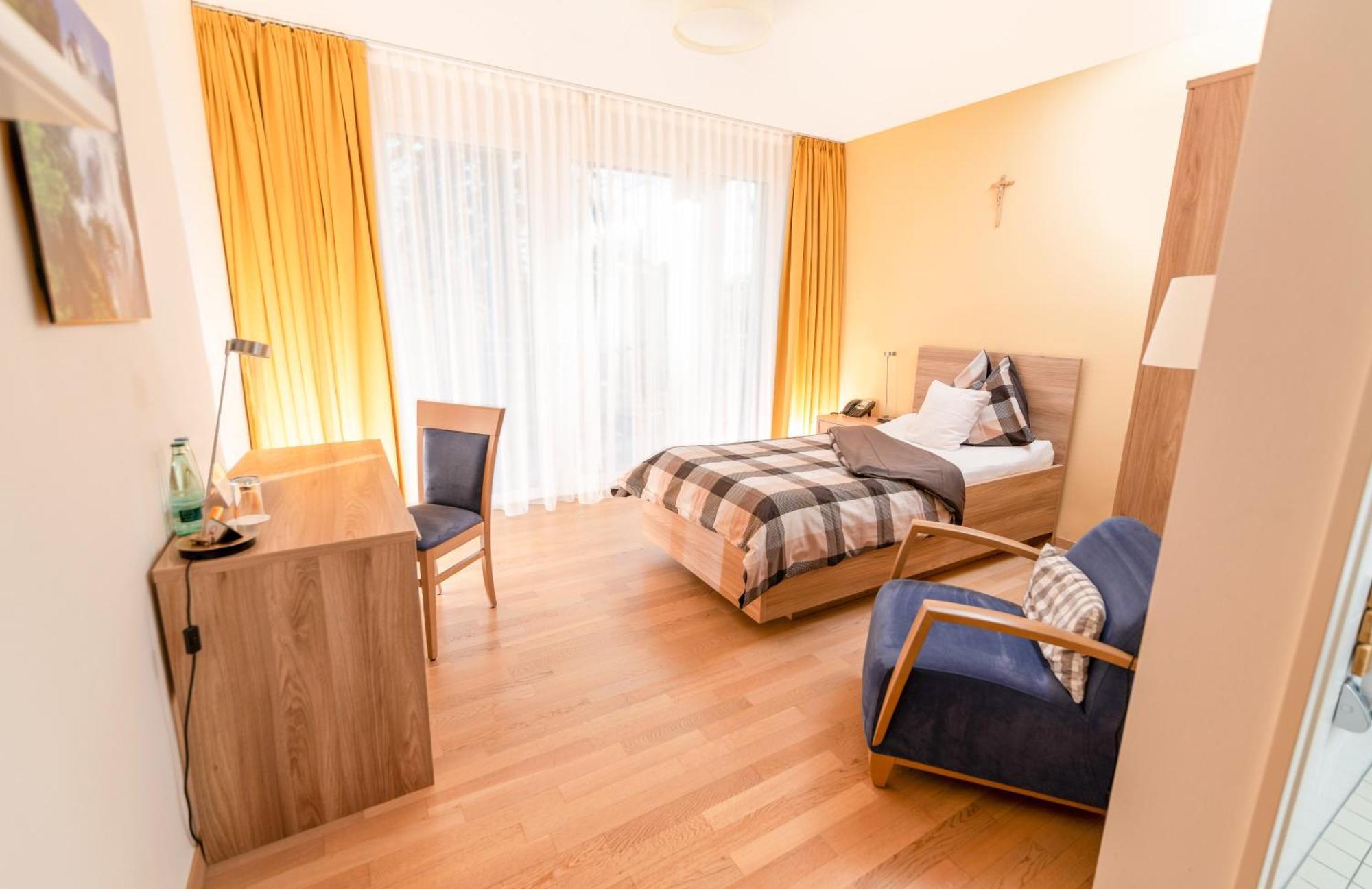 Hotel Restaurant Sokrates Güttingen エクステリア 写真